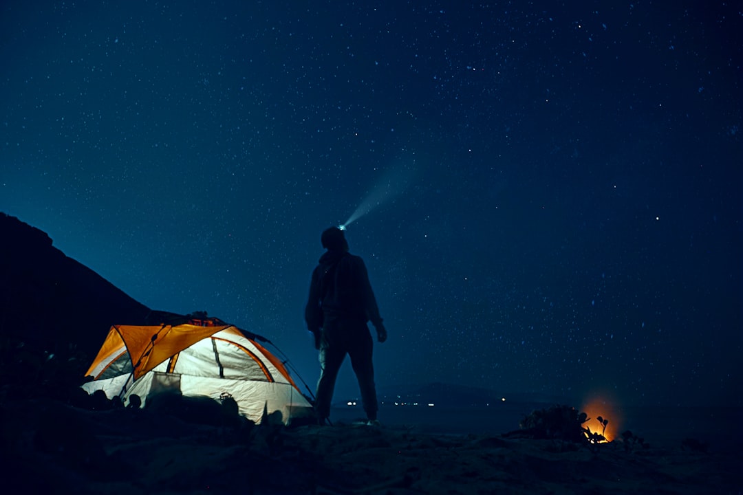 Roupas Técnicas para Camping: Proteção contra Condições Climáticas e Insetos