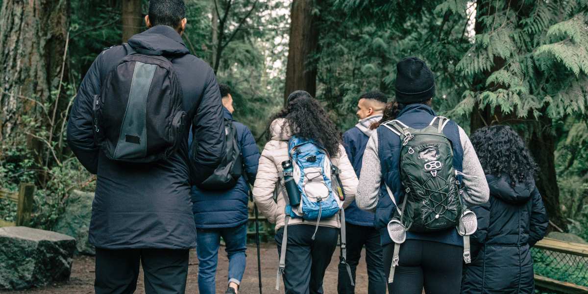 Segurança em Grupo em Trilhas: Dicas para Caminhar em Equipe e Manter-se Conectado