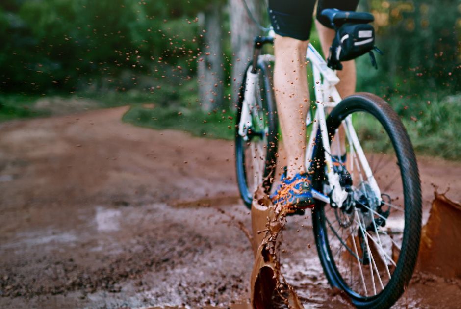 trilha de bicicleta na lama